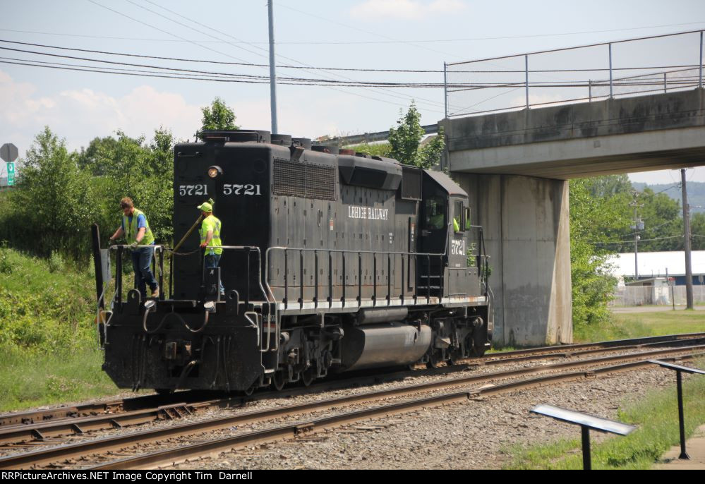 LS 5721 heading towards switch for the siding